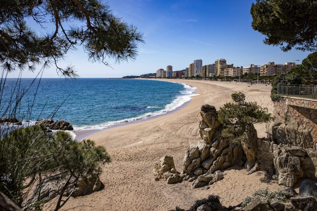 Vista de la playa de la ciudad de Playa de Aro, su longitud es de aproximadamente 2 kilómetros y 150 metros.
