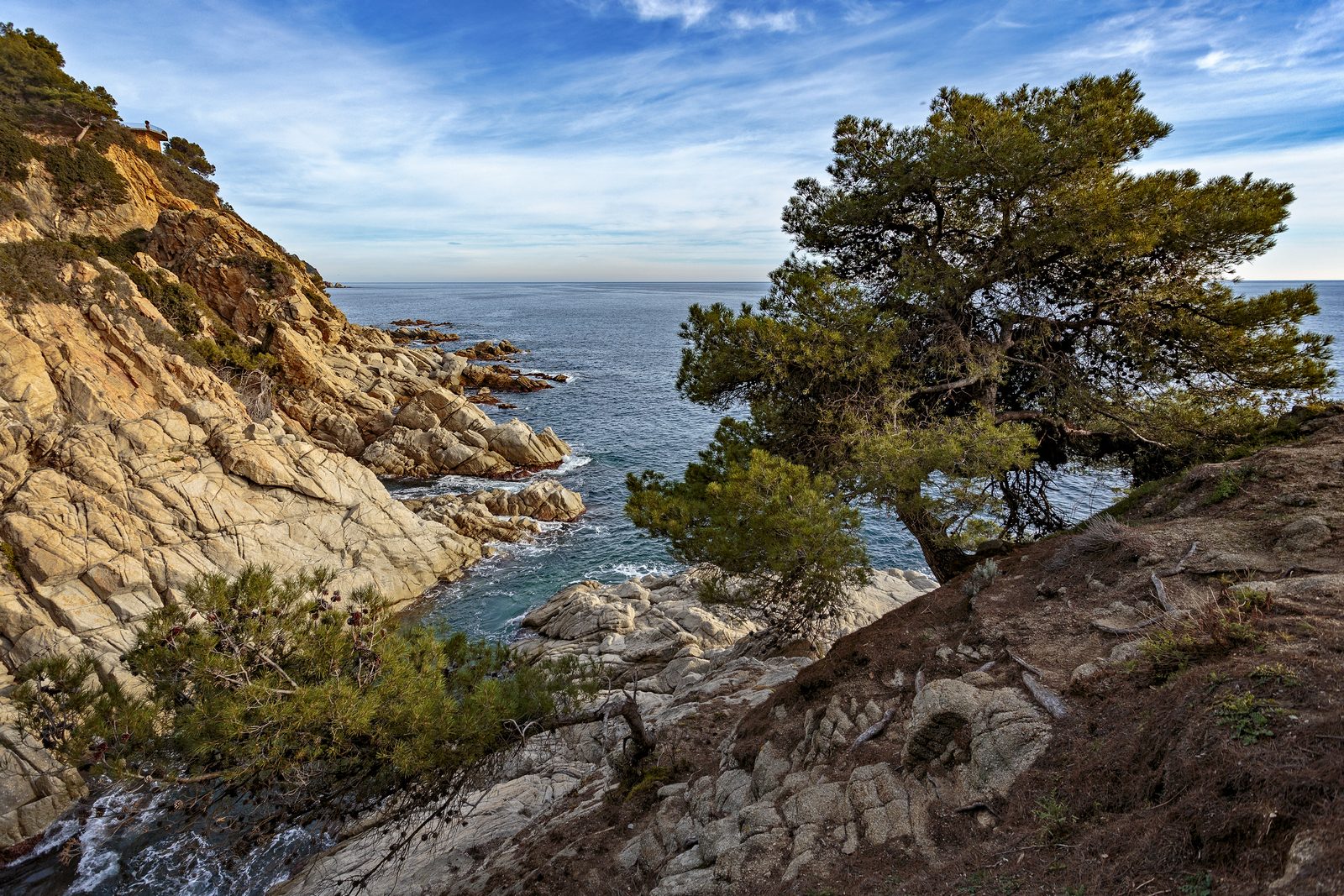 Вдоль побережий. Вдоль побережья. Вдоль побережий или побережьев. Costa Brava Coast in the morning изображение от 10000 пикселей.