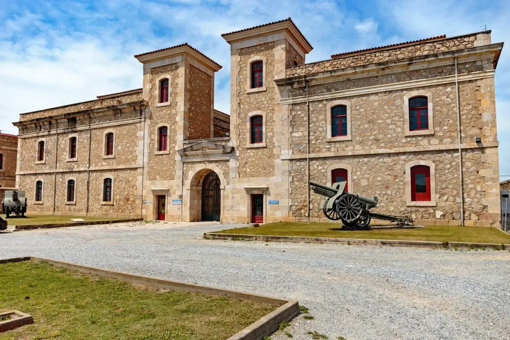 Monument militaire en Italie Krepost-svyatogo-fernando-v-figejrase_0006-1024x683.jpg