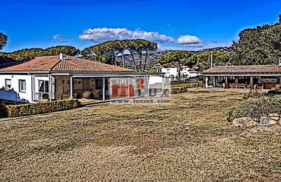 Estate with a large plot of land in the center of S&#8217;Agaró, Costa Brava, Spain.