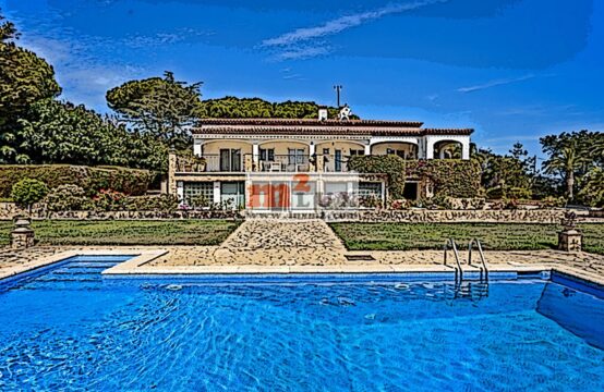 Domaine avec grand terrain avec vue sur la mer à Sant Feliu de Guixols, Costa Brava, Espagne.