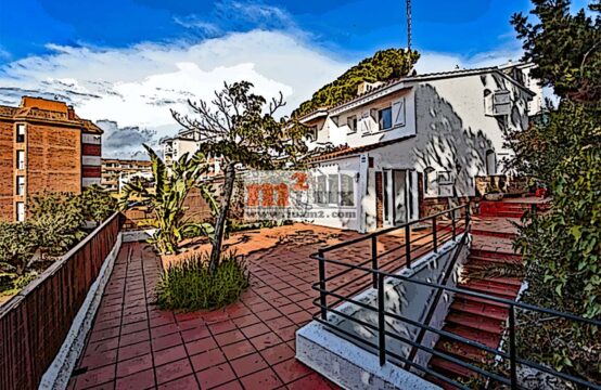 Casa adossada amb vistes al mar i llicència turística a Lloret de Mar, Costa Brava.